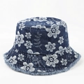Blauer Anglerhut aus Denim mit weißen Blumenstickereien und modischen Fransenkanten - M (56-58cm) / Dunkelblau