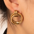 Detailaufnahme goldener dreifach ineinandergreifender Ohrstecker am Ohr - Gold Drei Verflochtene Ringe Stil (BJGE0702)