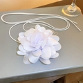 Detail einer weißen Stoff-Kamelienblüte mit langen Bändern auf einer Geschenkschachtel - Weiß