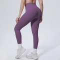 Detailansicht der hoch taillierten dunkelvioletten Yoga-Leggings mit Peach-Lift-Effekt - S / Distelviolett