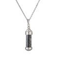 Vue détaillée du collier en acier argenté avec pendentif cylindre et pierres noires - Noir (Agate)