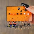 Halloween Ohrring Set mit Kürbis, Spinne und Hexenhut Motiven in der Handpräsentation - Hexenhut Und Spinnennetz Kollektion (E1420-1)