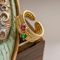 Anello aperto geometrico placcato oro con zirconi rossi e verdi dal design multistrato - Aperto Regolabile / Zircone Rosso/Blu/Verde