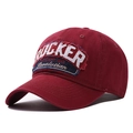 Dettaglio del cappellino in cotone bordeaux con toppa ricamata vintage stile RUCKER - Regolabile / Borgogna