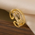 Detalle macro del anillo trenzado bañado en oro 18K con circonitas de trapecio y redondas - Anillo de Circonia Baguette de Cuerda Retorcida