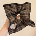 Bruine geruite scrunchie met kleurrijke kralen en vintage stoffen label voor dames - Vierkante Sjaal Scrunchie / Bruine Ruit Sjaal Stijl