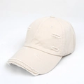 Dettaglio dei bordi sfilacciati e dei fori usurati su questo cappellino vintage - Regolabile / Beige