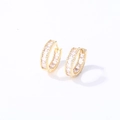 Pendientes huggie bañados en oro de 18K con circonitas cuadradas en carril - Dorado