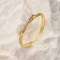 Eleganter verstellbarer Ring mit Zirkonia-Schleife auf natürlichem Steinboden - Einreihiger Zirkonia Minimalistischer Stil