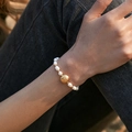 Elegante bracciale in rame placcato oro 18 carati con perle d'acqua dolce e perla dorata - Bracciale Perle con Perlina d'Oro Satinata (KB0297)