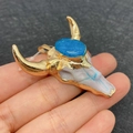 Colgante de cabeza de toro en piedra blanca con gema azul y borde dorado - N.º 1 - Piedra azul