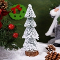 Detailansicht Mini-Weihnachtsbaum mit Kunstschnee und rundem Naturholzsockel im Fokus - 25cm