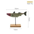 Handgefertigte holz fisch deko in graugrün mit rotem kopf auf metallständer, länge 18cm - Grauer Topmouth Culter