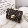 Klassische kleine quadratische Tasche in Dunkelbraun mit Goldkette und Tragegriff oben - Kaffeebraun