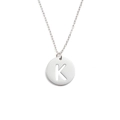 Détail macro du collier en acier argenté avec pendentif circulaire lettre K ajourée - Lettre K (Couleur Acier)