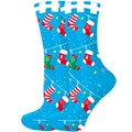 Détail de chaussettes de Noël bleues avec motifs d'étoiles et flocons sur fond blanc - Chaussettes de Noël Bleues