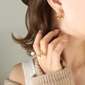 Set di orecchini a cerchio e anello con perle barocche e zirconi bianchi su base dorata - Orecchini d'oro