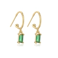 Dettaglio di orecchini geometrici placcati in oro con pendenti rettangolari in zircone verde - Verde