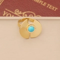 Detailopname van een boho gouden ring met turquoise steen en radiaal patroon - Stijl 4: Ring