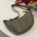 Bolso bandolera de nailon verde oliva en forma de media luna con correa ajustable - verde oliva
