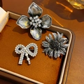Set de broches vintage con flores plateadas y lazos de perlas con cristales en un joyero - Plata Antigua (Juego de 3 Piezas)