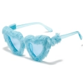 Lunettes de soleil cœur bleues avec bordure en fausse fourrure douce, vue d'angle de 45° - Monture Bleue Fourrure Bleue