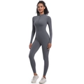 Détail de la demi-fermeture éclair et du tissu élastique sur un body de yoga gris foncé - Gris foncé
