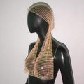 Détail de la coiffe en résille dorée et chaîne de corps avec accents de strass brillants - Chair