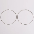 Dettaglio di orecchini a cerchio da 100mm in acciaio inossidabile finitura argento - Argento (Colore Acciaio) 100mm