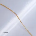 Vue détaillée d'une chaîne maille forçat plaquée or 18K sur un tissu satiné blanc - Chaîne en O 40+5cm-Or