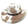 Détail du chapeau de cow-boy à motif vache avec texture peluche et bandeau en cuir serti - Sommet en Coeur / Imprimé Vache Kaki