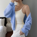 Cárdigan de punto azul claro de manga larga para mujer con top blanco y falda plisada blanca - S / Azul