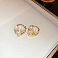 Boucles d'oreilles cœur dorées avec fleurs blanches et diamants dans un coffret - 7# Cœur d'Or