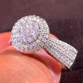 Squisito anello con diamanti a grappolo tondo multistrato con fasce micro-intarsiate in argento - US 6 / Oro Bianco