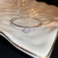 Bracciale argento aperto con rosa in zircone e cristalli rettangolari su piatto bianco - Argento-Trapano a Fila di Rose (11#HB3099)