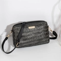 Crossbody cameratas met zwart-wit geweven patroon en gouden metalen plaatje - Zwart