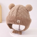 Beige Baby-Wintermütze mit zwei Pompons und brauner HAPPY-Stickerei auf einem Ständer - Khaki