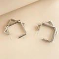 Dettaglio di orecchini quadrati geometrici a doppio strato in finitura argento lucido - Stile Argento (TL-E0002-01)