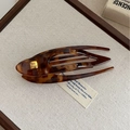 Pinza de pelo de carey con detalle de moda dorado en bandeja de exhibición - Clip de Cola de Golondrina de Carey Café con Letra