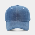 Detalle de gorra de béisbol en denim azul con costuras blancas en contraste y seis paneles - Ajustable / Azul Medio
