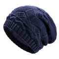 Détail du bonnet en tricot bleu marine avec doublure polaire et motifs de losanges - Bleu marine