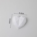 Minimalistischer weißer herzförmiger Schmuckständer mit facettenreichem Design - Großes Herz
