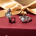 Elegante silberne Kronenohrringe mit Zirkonia auf einer luxuriösen roten Unterlage - Silber