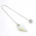 Opalit Kristall Hexagonal Pendel Anhänger mit silberner Metallkette auf weißem Grund - Opal