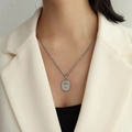 Collana con pendente ovale d'argento con incisione di rosa appassita su catena di metallo - 50cm / Colore Acciaio Una Rosa (P1022)