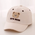 Detalle del bordado de oso en una gorra de béisbol de algodón beige para niños - 52cm (2-5 Años) / Blanco Roto