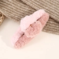 Détail de la pince à cheveux en fausse fourrure pelucheuse rose et rose contrasté - Double Rose