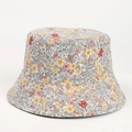Dettaglio della stampa a margherite e del tessuto in cotone di questo cappello a secchiello - M (56-58cm) / Bianco