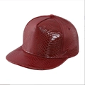 Détail de casquette hip-hop rouge foncé en similicuir à texture crocodile et bord plat - Réglable / Bordeaux