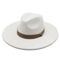 Détail du chapeau fedora blanc à larges bords avec ruban marron à pois et décoration nouée - Blanc Lait (Daim)